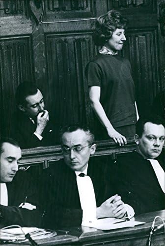 Реколта снимка на скандалния съдебен процес по един чифт Вандепут - Койпел, Сюзан Койпел стои лице към залата