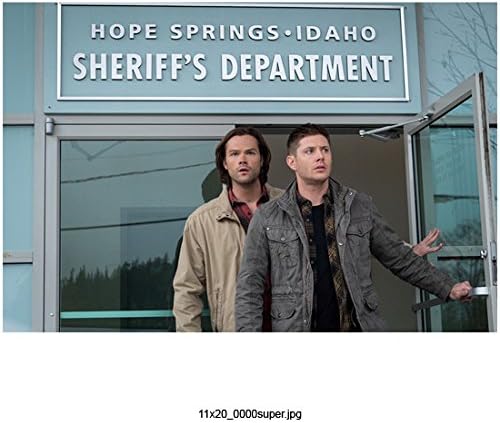 Supernatural (сериал 2005 - ) СНИМКАТА на Джаред Падалеки и Дженсена Эклза с РАЗМЕРИ 8 на 10 инча, излизащи от службата на шерифа на щата Айдахо. kn.
