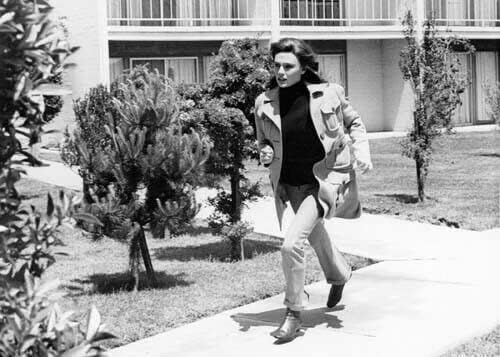 Жаклин Биссетт тича по тротоара 1968 Bullitt 5x7 инча снимка